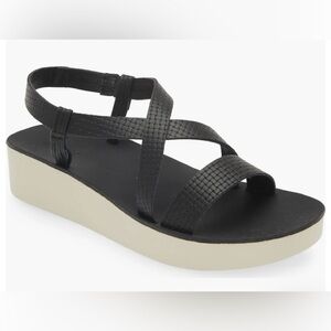 New OLUKAI Women’s Onohi Strappy Sandals Size 11 Medium Black/White MSRP $130